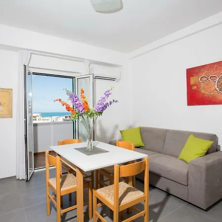 Svevo Sea House 3* فيستَ