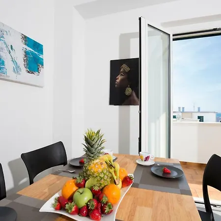 Svevo Sea House 3* فيستَ